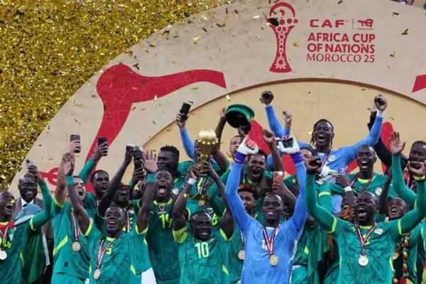 শিরোপা হাতে সেনেগালের খেলোয়াড়দের উচ্ছ্বাস।