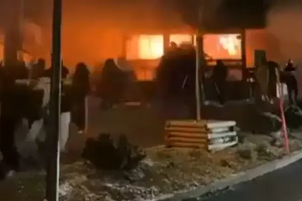 সুইজারল্যান্ডের শহর ক্রাঁ-মোন্তানার একটি পানশালায় লাগা আগুনে অন্তত ৪০ জন নিহত হয়েছেন।