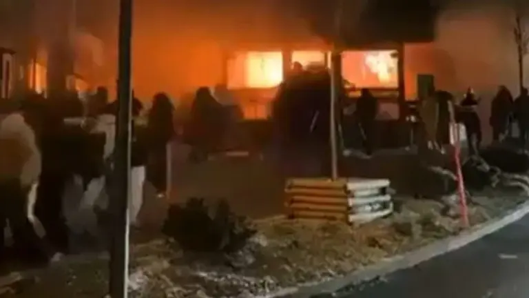 সুইজারল্যান্ডের শহর ক্রাঁ-মোন্তানার একটি পানশালায় লাগা আগুনে অন্তত ৪০ জন নিহত হয়েছেন।