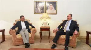 কথা বলছেন বিএনপির চেয়ারম্যান তারেক রহমান ও মার্কিন রাষ্ট্রদূত ব্রেন্ট ক্রিস্টেনসেন।