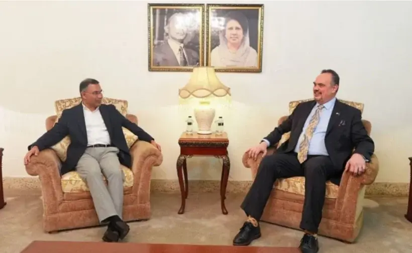 কথা বলছেন বিএনপির চেয়ারম্যান তারেক রহমান ও মার্কিন রাষ্ট্রদূত ব্রেন্ট ক্রিস্টেনসেন।