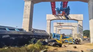 ট্রেনটি লাইনচ্যুত হয়ে অন্তত ২২ জন নিহত হয়েছেন।