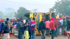 বালুবোঝাই ট্রাক উল্টে ঘটনাস্থলেই চারজন নিহত হয়েছেন।