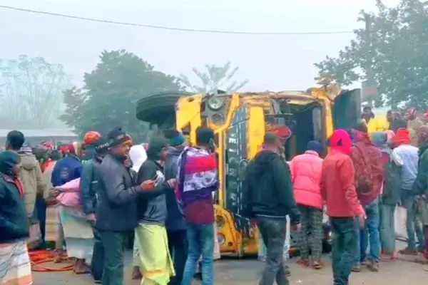 বালুবোঝাই ট্রাক উল্টে ঘটনাস্থলেই চারজন নিহত হয়েছেন।