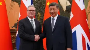 বৈঠকের আগে হাত মেলান কিয়ার স্টারমার ও শি জিনপিং।