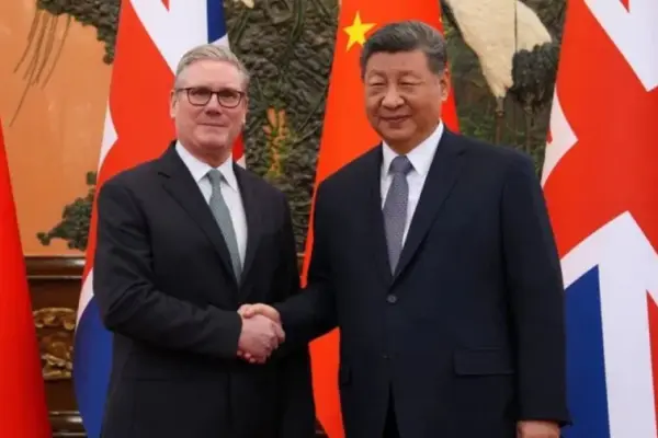 বৈঠকের আগে হাত মেলান কিয়ার স্টারমার ও শি জিনপিং।