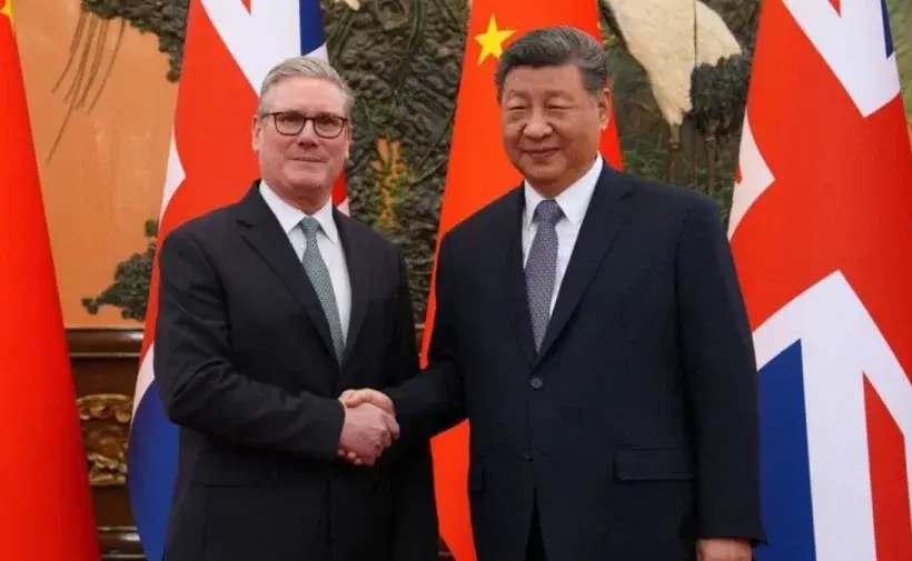 বৈঠকের আগে হাত মেলান কিয়ার স্টারমার ও শি জিনপিং।