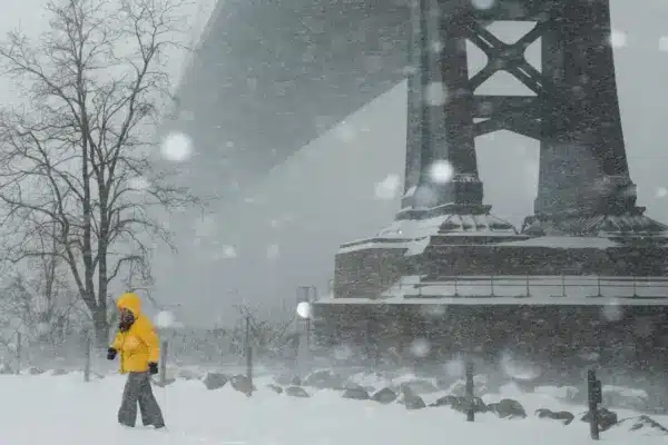 তুষারে ঢেকে গেছে যুক্তরাষ্ট্রের রাস্তাঘাট।