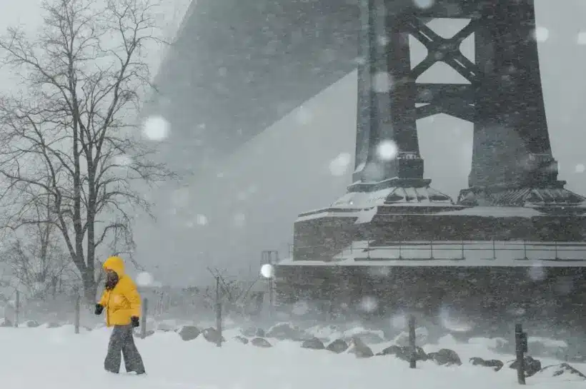তুষারে ঢেকে গেছে যুক্তরাষ্ট্রের রাস্তাঘাট।