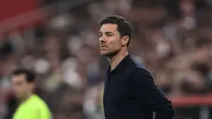 মাত্র সাত মাসের মাথায় রিয়ালের প্রধান কোচের পদ থেকে সরিয়ে দেওয়া হলো জাবি আলোনসোকে।