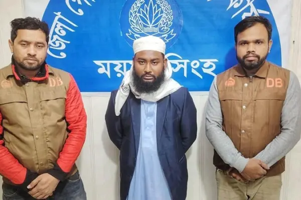 দিপু চন্দ্র দাসকে পিটিয়ে ও পুড়িয়ে হত্যার ঘটনায় নেতৃত্বদানকারী মো. ইয়াছিন আরাফাতকে গ্রেপ্তার করেছে গোয়েন্দা পুলিশ (ডিবি)।