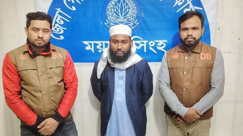 দিপু চন্দ্র দাসকে পিটিয়ে ও পুড়িয়ে হত্যার ঘটনায় নেতৃত্বদানকারী মো. ইয়াছিন আরাফাতকে গ্রেপ্তার করেছে গোয়েন্দা পুলিশ (ডিবি)।