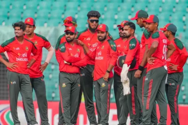 মাঠে বাংলাদেশের ক্রিকেটাররা।