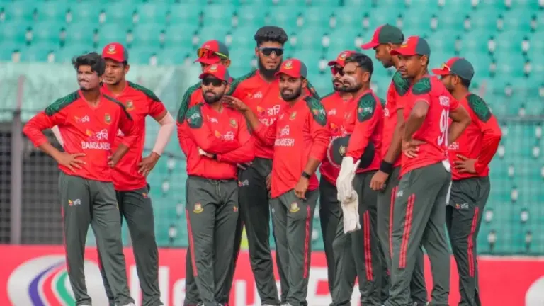 মাঠে বাংলাদেশের ক্রিকেটাররা।