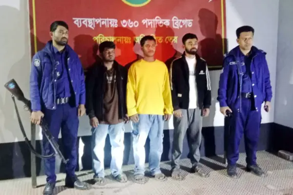 তিনজনকে আটক করেছে সেনাবাহিনী।