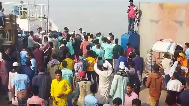 হাতিয়ার নলচিরা ঘাট এলাকায় জড়ো হওয়া লোকজন।