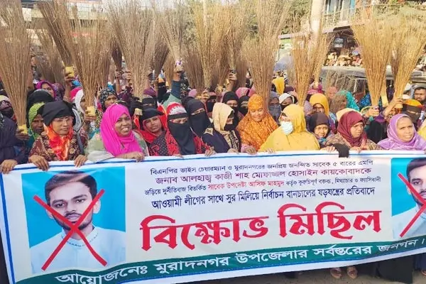 সাবেক উপদেষ্টা আসিফ মাহমুদ সজিব ভূঁইয়ার বিরুদ্ধে ঝাড়ু মিছিল ও বিক্ষোভ সমাবেশ করেছেন স্থানীয়রা।