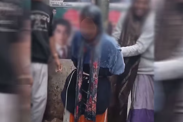চুরির অভিযোগ তুলে নারীকে খুঁটিতে বেঁধে পানি ঢেলে নির্যাতন করা হয়।