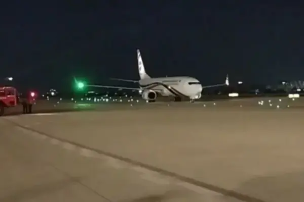 করাচির জিন্নাহ আন্তর্জাতিক বিমানবন্দরে বাংলাদেশের বিমান।