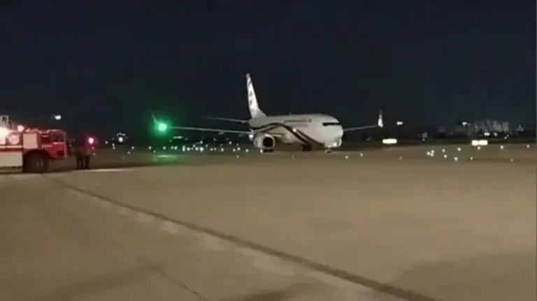 করাচির জিন্নাহ আন্তর্জাতিক বিমানবন্দরে বাংলাদেশের বিমান।