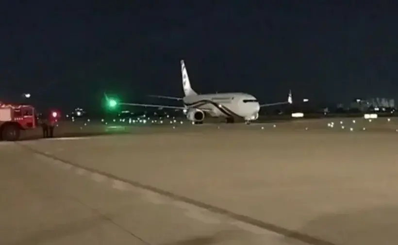 করাচির জিন্নাহ আন্তর্জাতিক বিমানবন্দরে বাংলাদেশের বিমান।