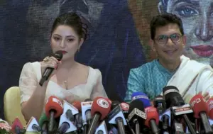 সংবাদ সম্মেলনে কথা বলছেন পরীমনি। পাশে চঞ্চল চৌধুরী।