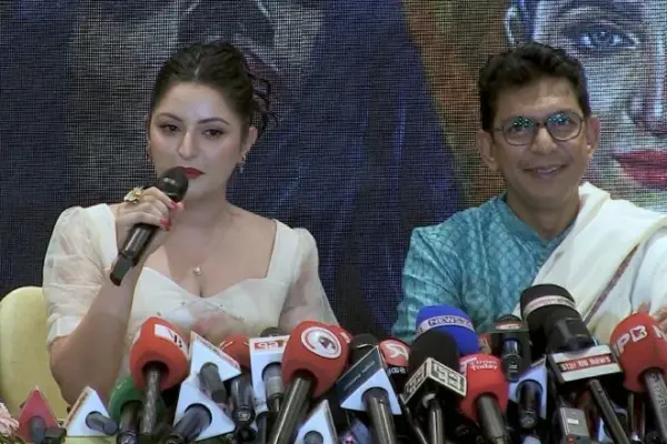 সংবাদ সম্মেলনে কথা বলছেন পরীমনি। পাশে চঞ্চল চৌধুরী।