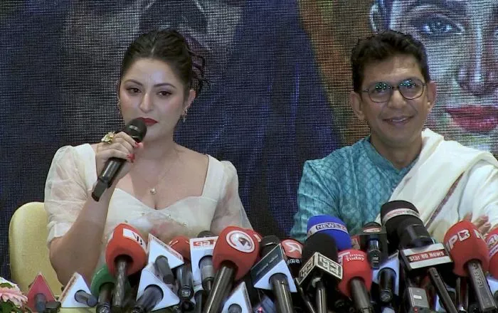 সংবাদ সম্মেলনে কথা বলছেন পরীমনি। পাশে চঞ্চল চৌধুরী।