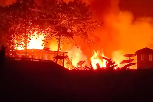 আগুনে পুড়ছে রোহিঙ্গা ক্যাম্প।