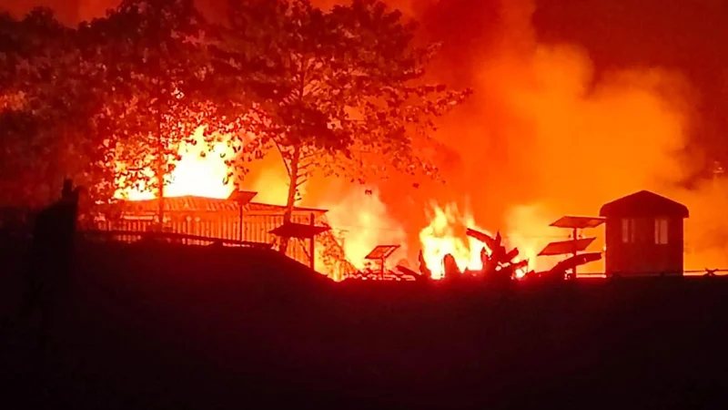 আগুনে পুড়ছে রোহিঙ্গা ক্যাম্প।