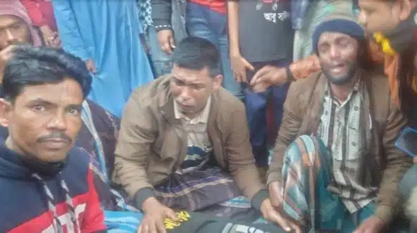 নিহত যুবকের স্বজনদের আহাজারি।