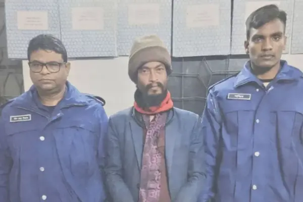 পুলিশের সঙ্গে গ্রেপ্তার হওয়া মশিউর রহমান ওরফে সম্রাট।