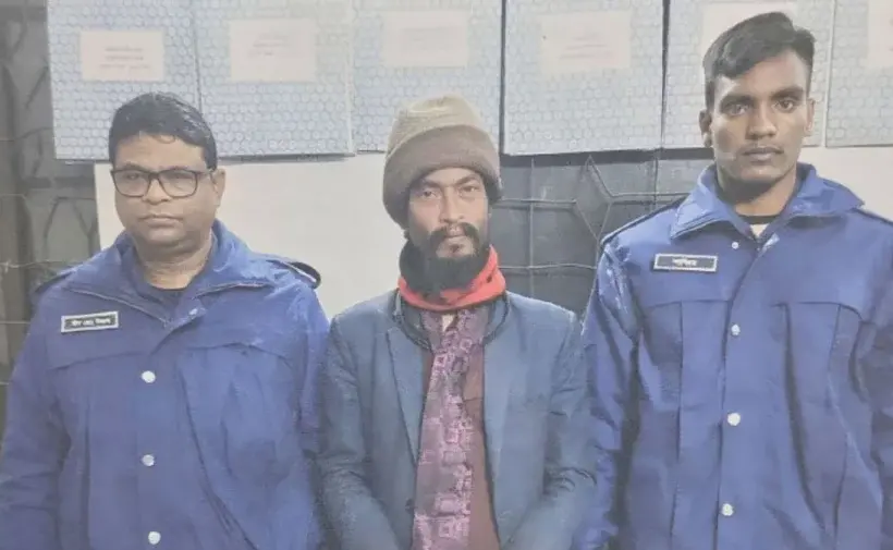 পুলিশের সঙ্গে গ্রেপ্তার হওয়া মশিউর রহমান ওরফে সম্রাট।