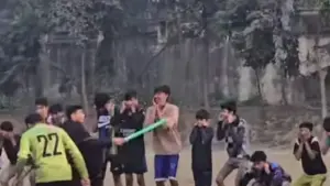 কিশোরদের কান ধরে উঠবস করাচ্ছেন সর্বমিত্র চাকমা।