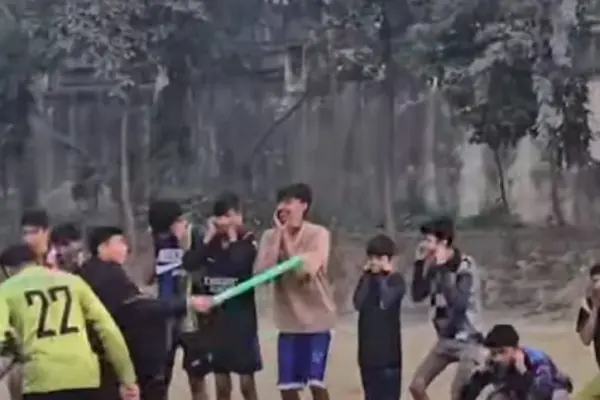 কিশোরদের কান ধরে উঠবস করাচ্ছেন সর্বমিত্র চাকমা।