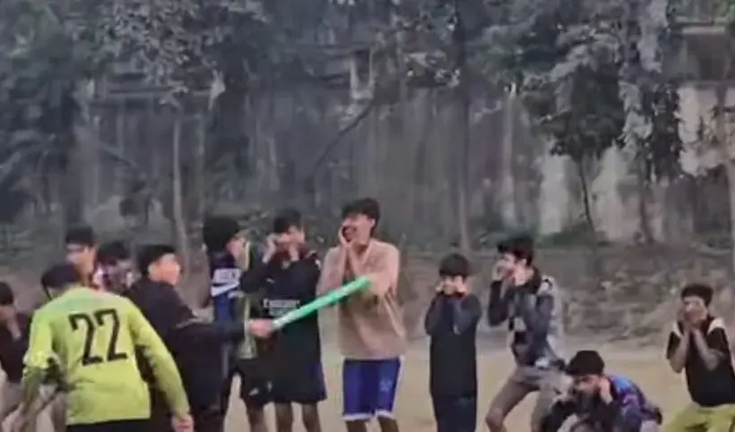 কিশোরদের কান ধরে উঠবস করাচ্ছেন সর্বমিত্র চাকমা।