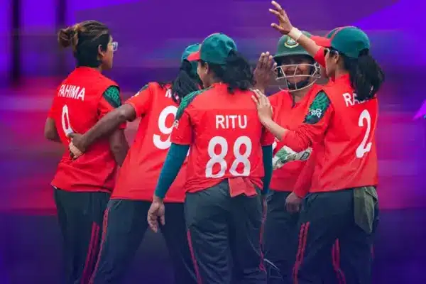 বাংলাদেশ নারী ক্রিকেট দলের কয়েকজন খেলোয়াড়।