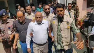 অ্যাডভোকেট সাদিকুল রহমান লিংকনকে গ্রেপ্তার করে নিয়ে যাচ্ছে পুলিশ।