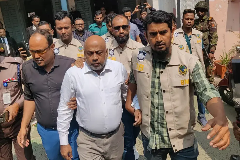 অ্যাডভোকেট সাদিকুল রহমান লিংকনকে গ্রেপ্তার করে নিয়ে যাচ্ছে পুলিশ।