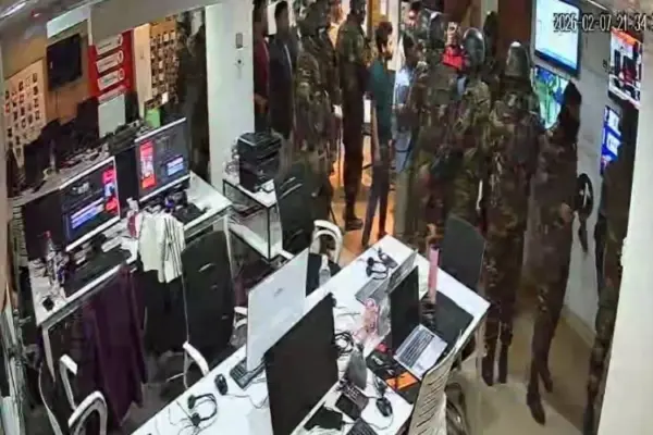 বাংলাদেশ টাইমসের কার্যালয়ের সিসিটিভি ফুটেজে সেনা সদস্যরা।