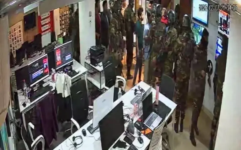 বাংলাদেশ টাইমসের কার্যালয়ের সিসিটিভি ফুটেজে সেনা সদস্যরা।