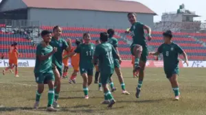 মাঠে বাংলাদেশ নারী ফুটবল দলের খেলোয়াড়রা।