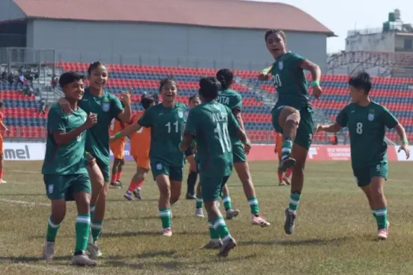 মাঠে বাংলাদেশ নারী ফুটবল দলের খেলোয়াড়রা।