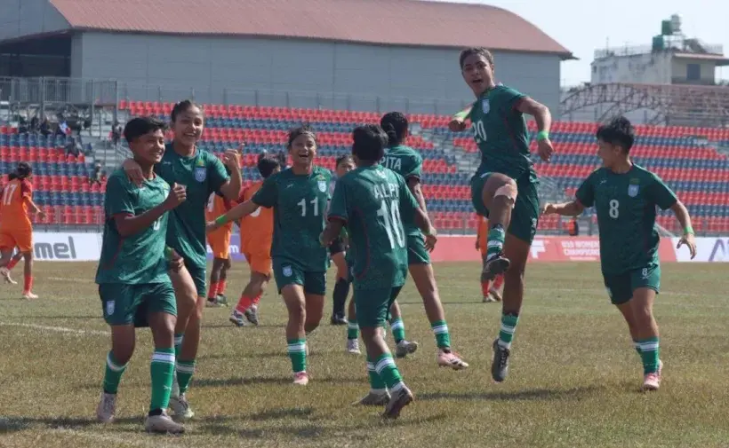 মাঠে বাংলাদেশ নারী ফুটবল দলের খেলোয়াড়রা।