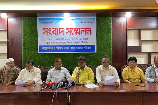 প্রেস ক্লাবে সংবাদ সম্মেলনে উপস্থিত ব্যক্তিরা।