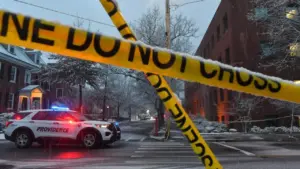 ছবিতে পুলিশের গাড়ি।