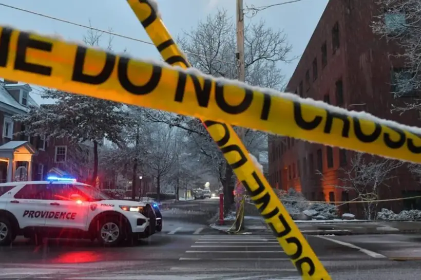 ছবিতে পুলিশের গাড়ি।