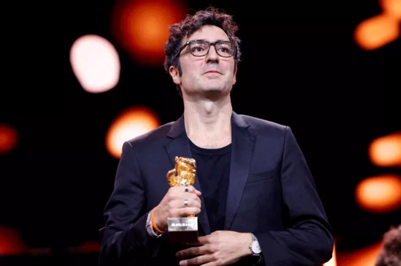 পুরস্কার হাতে জার্মান-তুর্কি নির্মাতা ইলকার চাতাক।