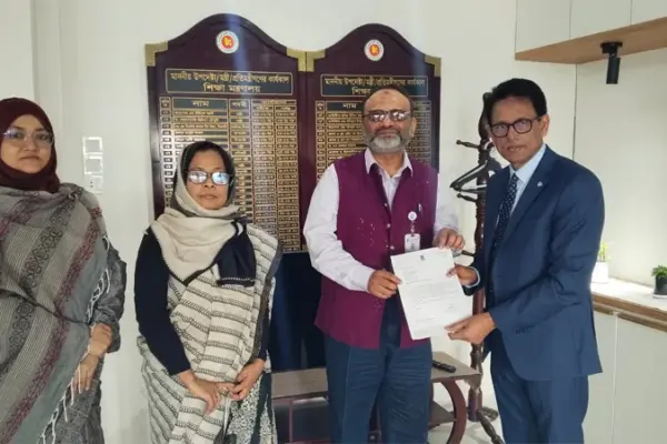 শিক্ষামন্ত্রী আ ন ম এহসানুল হক মিলনের কাছে পদত্যাগপত্র জমা দেন ঢাবি উপাচার্য অধ্যাপক নিয়াজ আহমেদ খান।