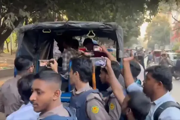 পুলিশের গাড়িতে করে নিয়ে যাওয়া হচ্ছে আটকদের।